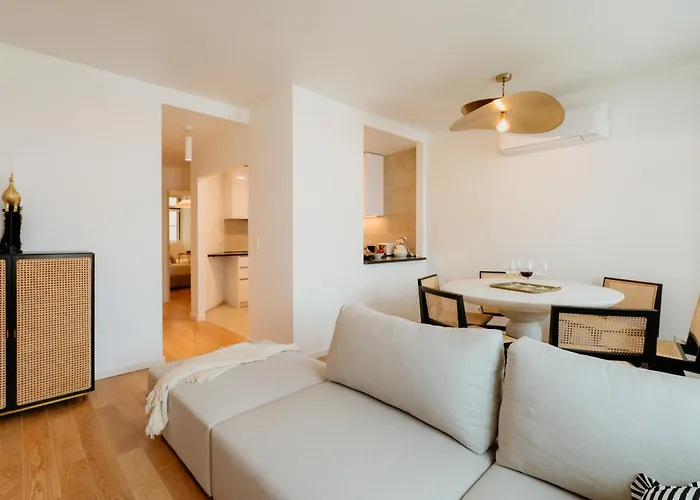 Mary Pink - No 1C - Stunning Two-Bedroom Apartment