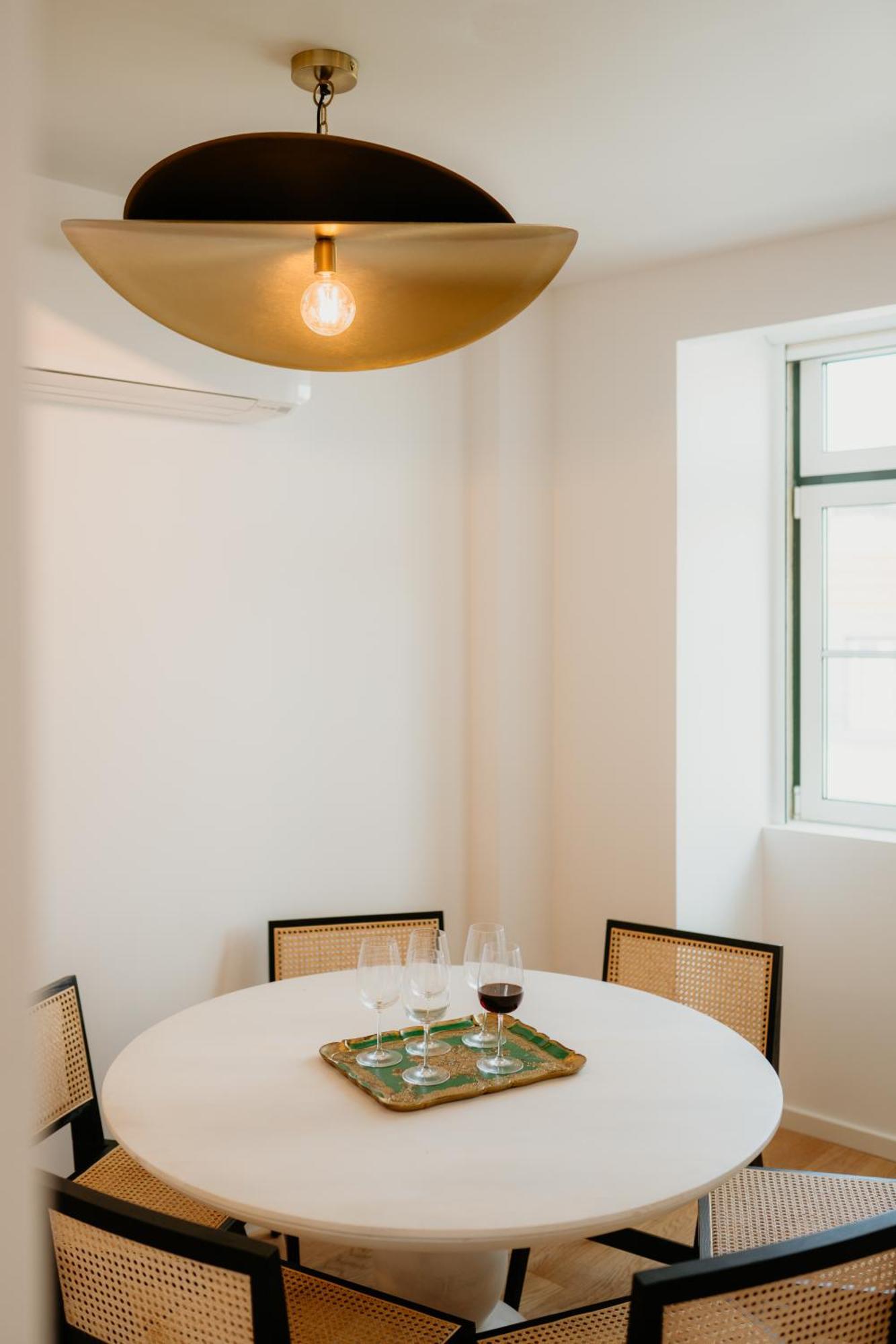 Mary Pink - No 1c - Stunning Two-bedroom Lisbon